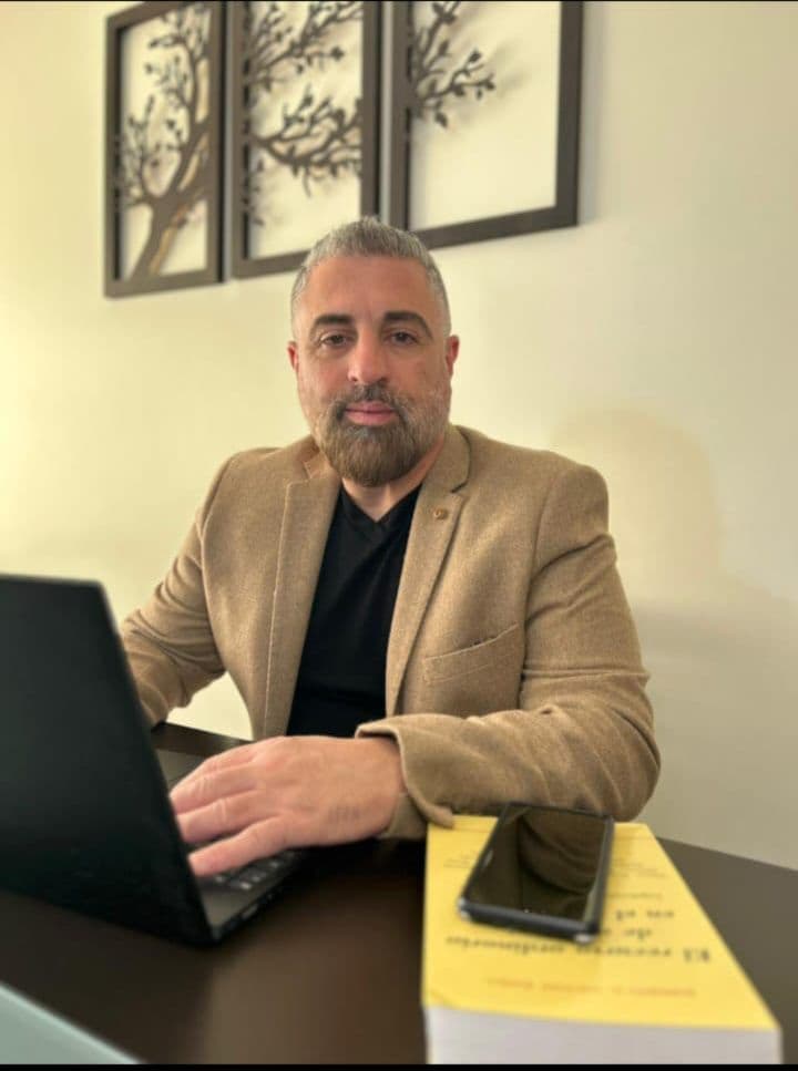 Abogado ayudando a personas en sucesiones y divorcios Abogado ayudando a personas en sucesiones y divorcios